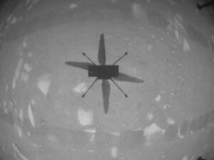 Záběr z navigační kamery během 1. letu. Uprostřed stín letící helikoptéry