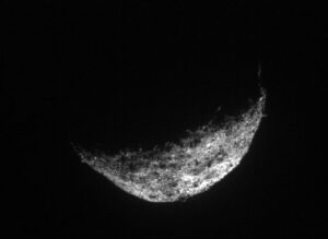 Výřez z poslední fotografie, kterou sonda OSIRIS-REx zachytila planetku Bennu. Upraven byl i kontrast.