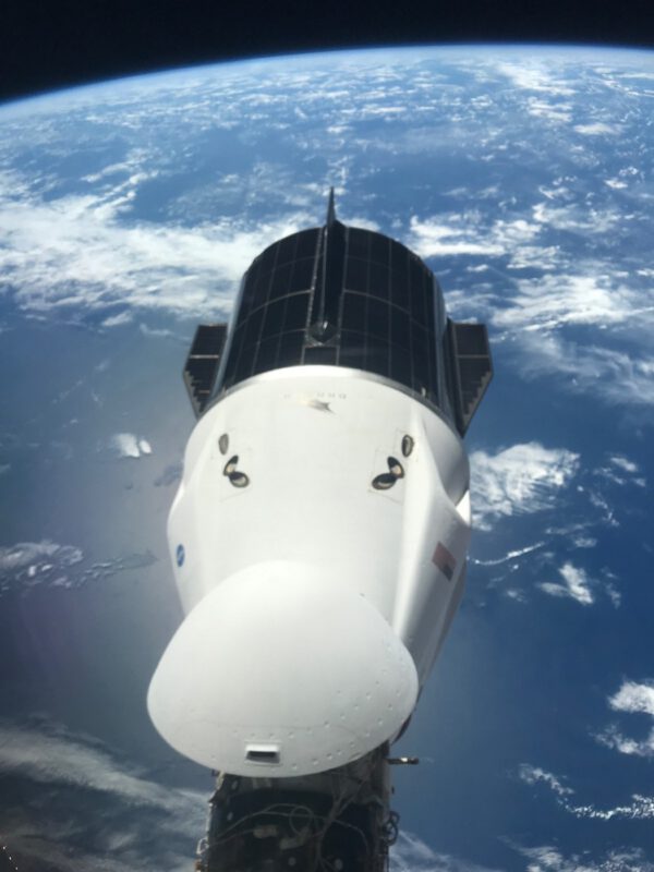 Poslední pohled na Crew Dragon Endeavour z okýnka Crew Dragonu Resilience před jeho odletem