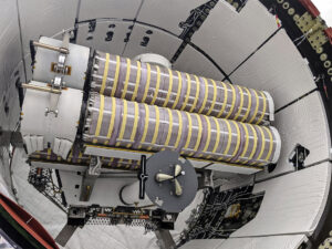 Nové panely iROSA v trunku lodi Dragon pro misi CRS-22.