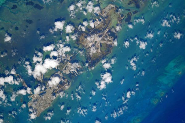 Díváme se na Key West (na úplném výběžku jihozápadně od pobřeží Floridy). Ostrůvky s příchutí tropického ráje. Na konci dálnice Highway-1, která vede z ostrova na ostrov z obou stran obklopená vodou, je základna amerického námořnictva dobře rozpoznatelná díky letištním drahám tvaru hvězdy. Zdroj: flickr.com