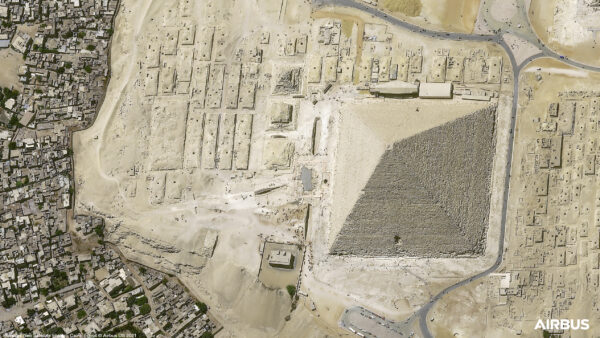 Velká pyramida v Gíze, tak jak jí z výšky 620 km vyfotila družice Pleades Neo-3. 
