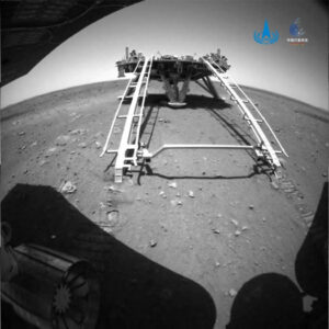 První snímky pořízené navigační kamerou poté, když vozítko Ču-žung sjelo na povrch Marsu 