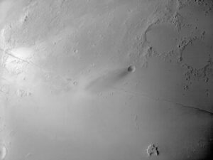 Monochromatická fotografie oblasti Cerberus Fossae na Marsu pořízená pomocí sondy Al Amal