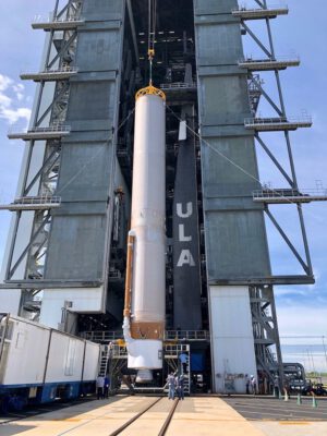 Manipulace s prvním stupněm rakety Atlas V pro misi OFT-2 u montážní věže VIF blízko floridské rampy 41.