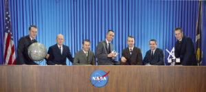 "Noví" astronauti ve službách NASA: (zleva) Bobko, Fullerton, Hartsfield, Crippen, Peterson, Truly, Overmyer