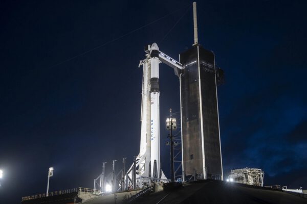 Raketa Falcon 9 a nákladní loď Dragon 2 připraveny ke startu na rampě