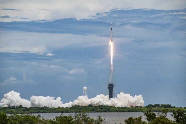 Falcon 9 startuje s lodí Dragon 2 na misi CRS-22