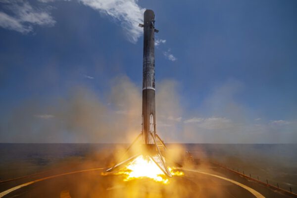 Přistání prvního stupně Falconu 9 z mise s družicí GPS III Zdroj: https://www.flickr.com/photos/spacex/