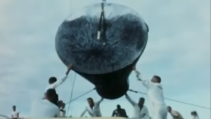 Takto nějak mohlo vypadat vyzvednutí pilotované Gemini-B na palubu záchranné lodi (záběr z vyzvednutí Gemini-B po testu tepelného štítu).