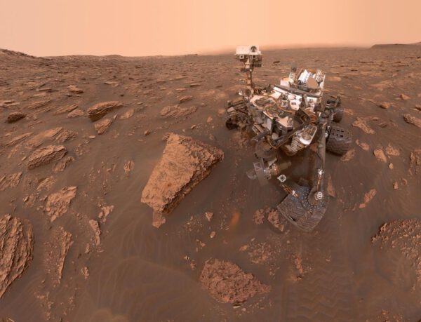 15. června 2018 pořídil rover Curiosity v lokalitě na sever od Vera Rubin Ridge mnoho fotek, ze kterých vznikl tento jeho autoportrét.