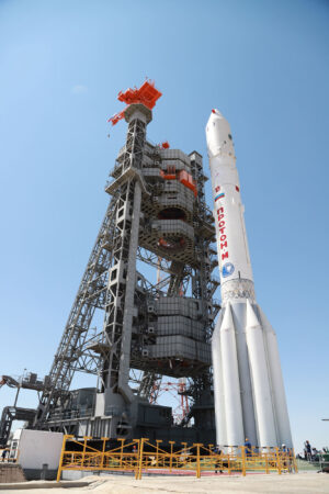 Nosná raketa Proton-M s modulem Nauka na startovní rampě.