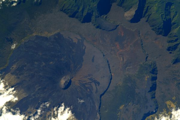 Slavný Piton de la Fournaise na ostrově Réunion, na který jsem vylezl… den před jeho předposlední erupcí 😅🌋 Má opravdu přiléhavé jméno pro sopku („hora pec“) – je to jedna z nejaktivnějších sopek na světě, ale při pohledu odtud vypadá docela klidně. Zdroj: flickr.com