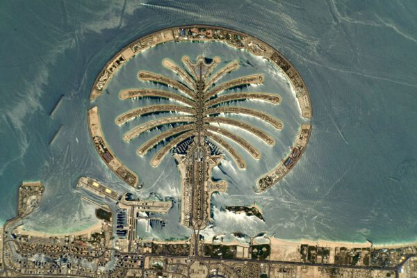 Pohled na palmový ostrov Džumeira (Palm Jumeirah) nám připomíná paradoxy města Dubai ve Spojených arabských emirátech, kde vznikají ostrovy v moři (dalo by se říci bez ohledu na místní ekosystém a další obtíže, které taková výstavba přináší). Za necelých sto dní proběhne v Dubaji světová výstava Expo 2020 (další paradox dnešní doby, odklad o rok). Palmové ostrovy () se zde staví postupně a Jumeirah je už dávno hotový jako první. Stal se ikonickým objektem snímků z ISS. Také Thomas jej zachytil už v roce 2017 při své první misi na ISS zvané Proxima. Porovnání obou snímků nabízí web ESA: https://www.esa.int/ESA_Multimedia/Images/2021/06/Dubai_palm_island_Alpha. Zdroj: flickr.com