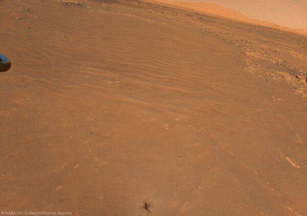 Snímek pořízený Ingenuity 4. srpna 2021 (sol 163), během 11. letu na Marsu. Zdroj: NASA/JPL-Caltech/Thomas Appéré