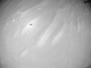 Snímek z černobílé navigační kamery vrtulníku perseverance pořízený při 12. letu.