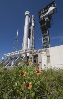 Atlas V s lodí Starliner na floridské rampě 41 před odloženým startem na misi OFT-2.