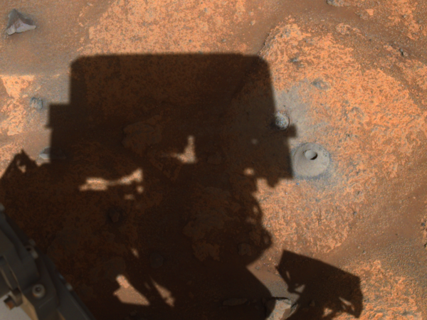 6. srpen 2021, sol 165. Pohled na místo prvního pokusu o odběr vzorku. Zdroj: NASA/JPL-Caltech