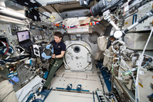 Robot Bumble při inspekci astronautkou Anne McClain.