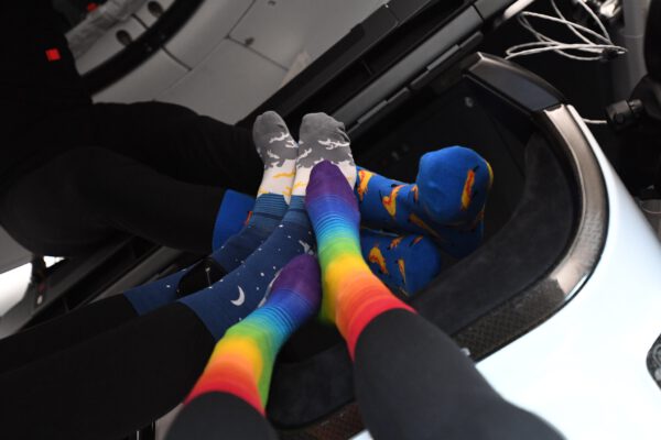 Ke klasické tradici podepisování samolepek mise jsme přidali tyto skvělé ponožky. Skvělý nápad Megan McArthur. Šlo o součást příprav na evakuaci při příletu MLM Nauka, pokud by došlo k něčemu neočekávanému. Zdroj: flickr.com