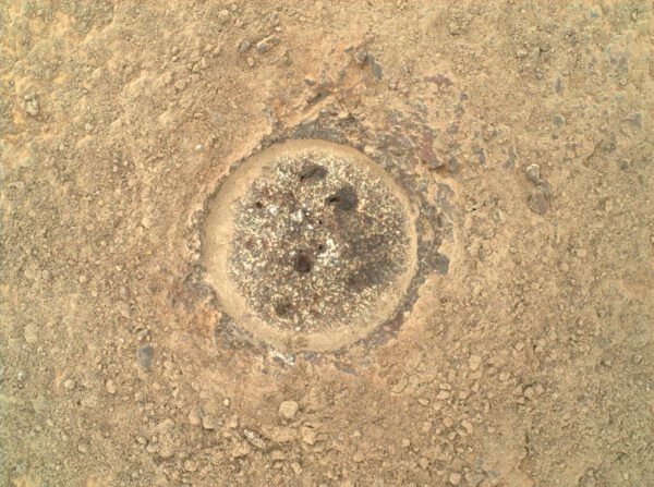 Detail obroušeného kamene, sol 165. Zdroj: NASA/JPL-Caltech