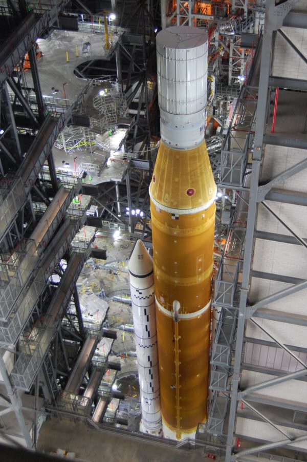 Raketa SLS s hmotnostním simulátorem Orionu