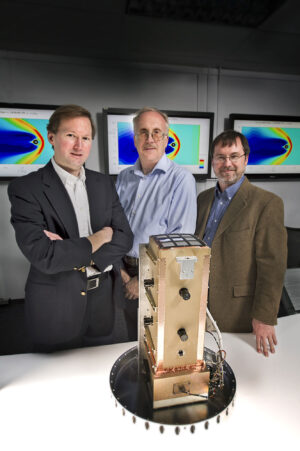 Michael Collier, David Sibeck a Scott Porter u první širokoúhlé rentgenové kamery.