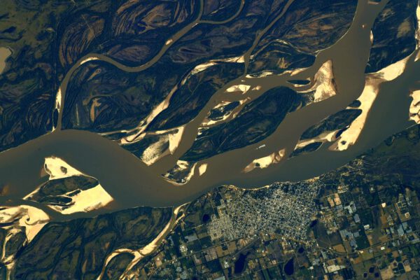 Poslední snímek ukazuje pastelové barvy řeky Paraná s městečkem Bella Vista v oblasti Corrientes v Argentině. Zdroj: flickr.com