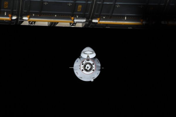 Crew Dragon mise CRS-23 se blíží k dokovacímu portu ISS. Zdroj: flickr.com