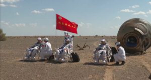 Tři čínští kosmonauti po přistání lodě ShenZhou-12