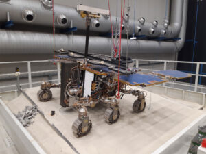 Testovací model GTM vrtal na platformě skloněné o sedm stupňů. Lana pak odlehčují konstrukci a simulují marsovskou gravitaci.
