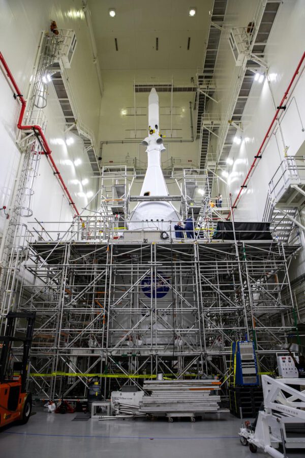 Orion se záchranným systémem LAS a ochrannými panely v budově LASF, 7. září 2021