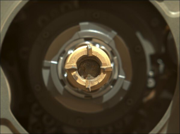 První odebraný vzorek vozítkem Perseverance na Marsu