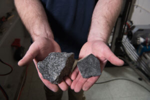 Kusy kamenů shazované na testované vzorky.