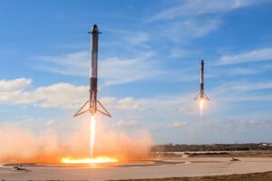 „To bylo epické. To byla možná nejúžasnější věc, jakou jsem kdy viděl,“ komentoval synchronizované přistání dvou bočních bloků Falconu Heavy v únoru 2018 Elon Musk. Díky za tyto epické záběry - a těšíme se na další, ještě epičtější!