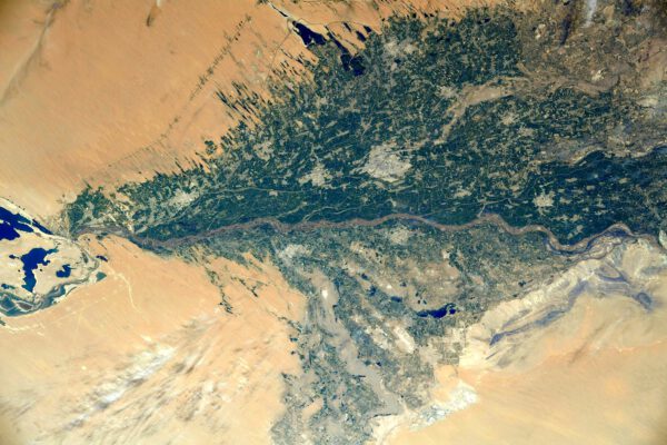 Příkladem využití závlah je i okolí řeky Amudarja. Stejné je to i v případě blízké řeky Syrdarja, kterou jsme si představovali nedávno. Obě řeky byly využity k pěstování bavlníku a do značné míry kvůli tomu vyschlo Aralské jezero. Zdroj: flickr.com