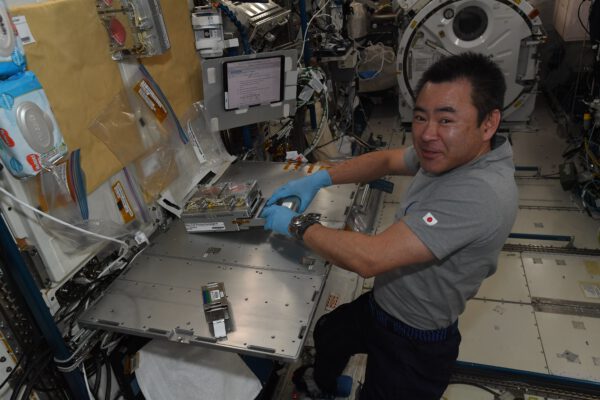 Japonský astronaut Akihiko Hošide pracuje na experimentu s atrofií svalů. Zdroj: flickr.com