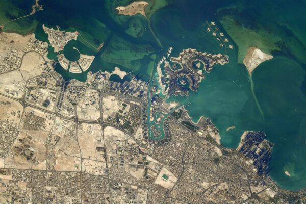Podivuhodná architektura Katarského Dauhá je dobře patrná i z vesmíru. Zdroj: flickr.com