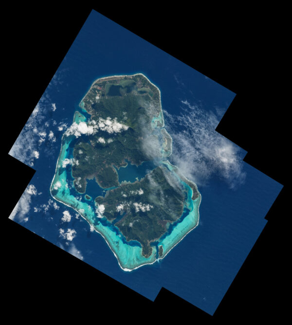 Na tomto kompozitním snímku vidíme atol Huahine, který se nachází asi 30 km východně od atolu Raiatea ve Francouzské Polynésii. Zdroj: flickr.com