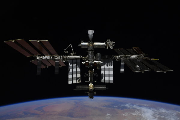 ISS nad Zemí 28. 10. 2021 ze Sojuzu MS-18. Zdroj: Roskosmos/Pjotr Dubrov