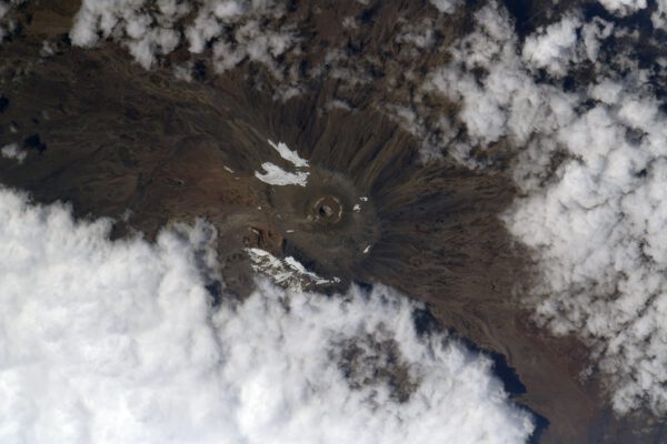 Kilimandžáro chybělo Thomasovi jako poslední do sbírky nejvyšších vrcholů světadílů. Ačkoli se nachází poblíž rovníku v Africe, jeho vrchol, sahající více než 5000 metrů nad hladinu moře, je celoročně pokrytý ledem. Alespoň to tak působí na některých fotografiích z cest po Africe. Thomas nám jej odhalil jako vrchol se sopečným kráterem, sněhem a ledem jen na okrajích vrcholové kaldery nazývané Kibo. Nejvyšší vrchol Uhuru (5895 m) je součástí spodního zasněženého hřebene. Zdroj: flickr.com