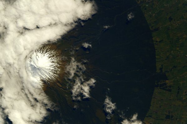 Mt. Taranaki. Téměř dokonale kruhová, působí zde jako rozražeč mraků. Zdroj: flickr.com