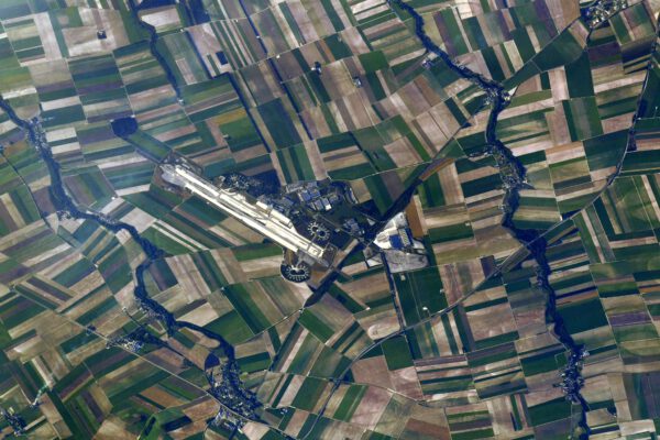 Letiště Paříž Vatry a zemědělská krajina v okolí, typická nejen pro Francii, ale i další země bývalého západního bloku. Zdroj: flickr.com