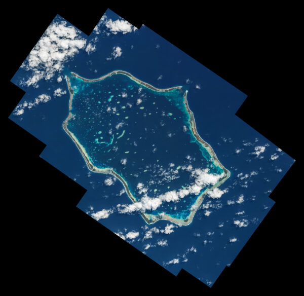 Na tomto snímku se přesouváme severovýchodním směrem skrz Tichý oceán do oblasti Cookových ostrovů. Zde je atol Penhryn. Zdroj: flickr.com