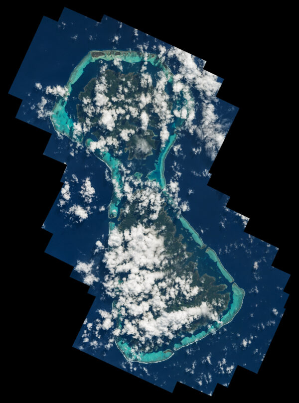 Atoly na snímku jsou známé ostrovy Francouzské Polynésie – Raiatea (dole) a Taha’a. Zdroj: flickr.com