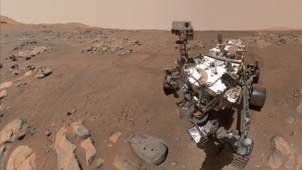 Selfie snímek roveru Perseverance u kamene Rochette po odběru 2 vzorků 