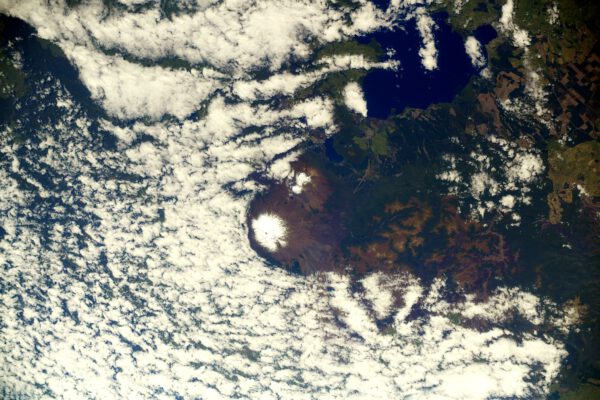 Mount Ruapehu je z velké části pokrytá sněhem. Nachází se na severním ostrově Nového Zélendu, v zemi elfů, trpaslíků a orků, pokud jste fanoušky Pána prstenů. Pro Thomase v zemi výjimečně dobrého ragbyového týmu. Zdroj: flickr.com