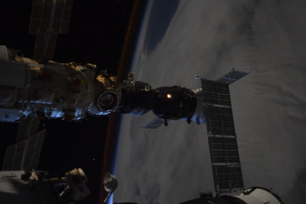 Odlet Sojuzu MS-18 se odehrál nad noční stranou Země. Zde jej vidíme u modulu Nauka, kde kotvil. Thomas zmínil zajímavou věc, že to je pro něj první den ve vesmíru bez Olega, s kterým strávil 372 dní v kosmu. To znamená, že spolu byli na ISS i při předchozí dlouhodobé misi. Utíká to. Zdroj: flickr.com
