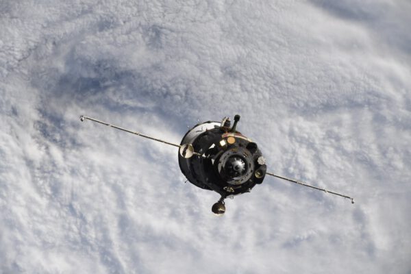 Detailní pohled na odlétající Sojuz MS-18 zpředu. Zdroj: flickr.com 