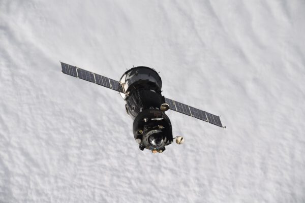 Odlétající Sojuz MS-18 zešikma. Zdroj: flickr.com 